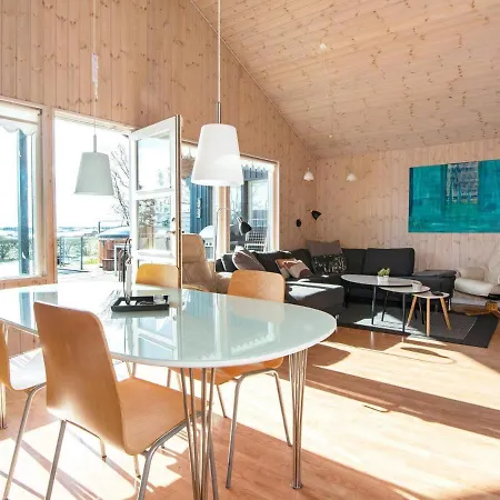 8 Person In Struer-by Traum * Struer