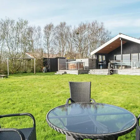 8 Person In Struer-by Traum