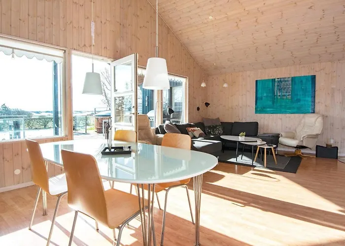 8 Person In Struer-by Traum * Struer